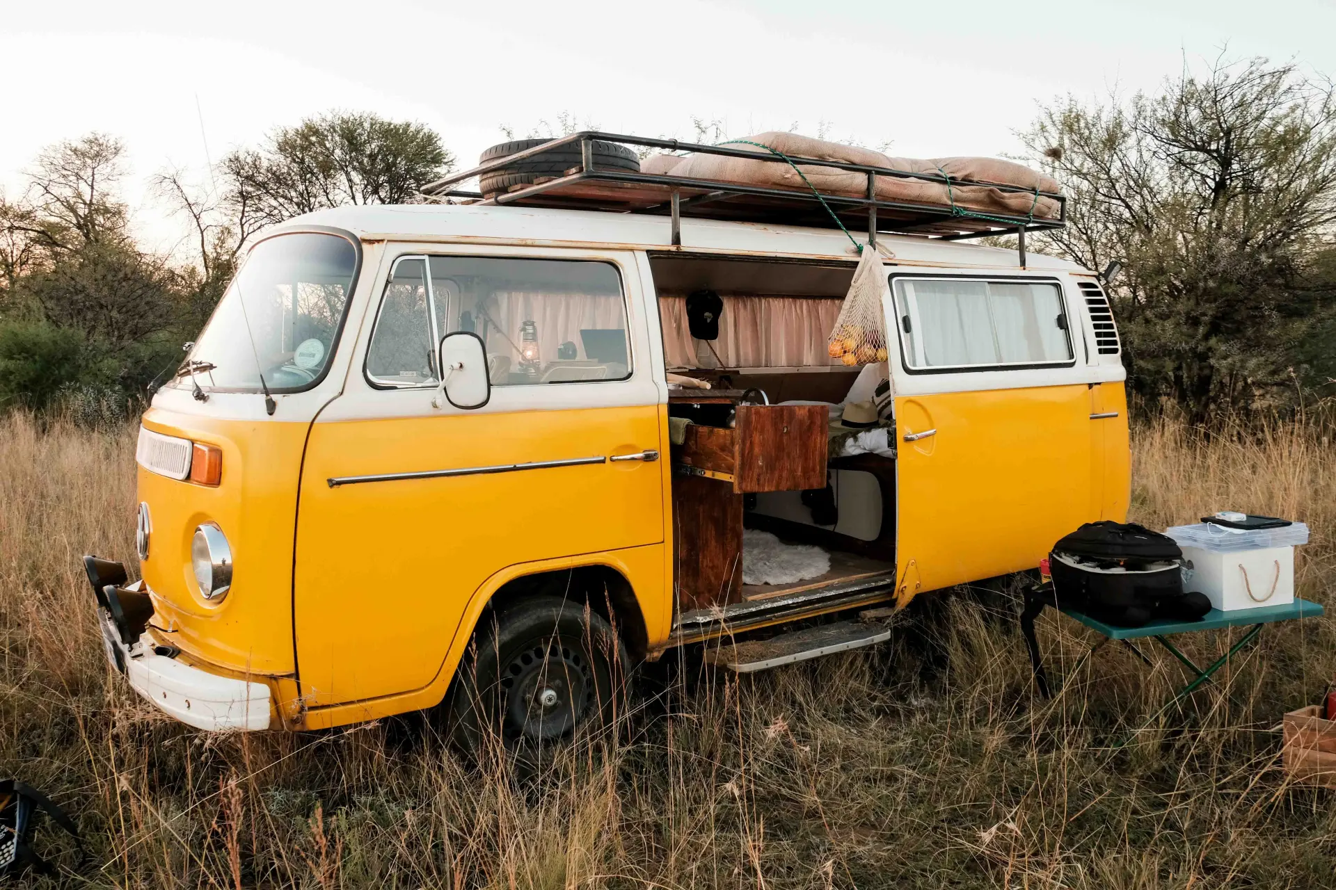 Furgoneta camperizada en paisaje natural - ItsCamper